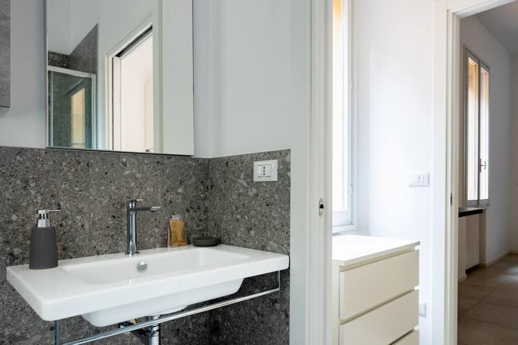 Apartment Isaia - 10 Minutes From Piazza Maggiore Bologna Kültér fotó